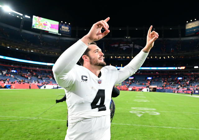 Raiders QB Derek Carr dominates Broncos in Week 11