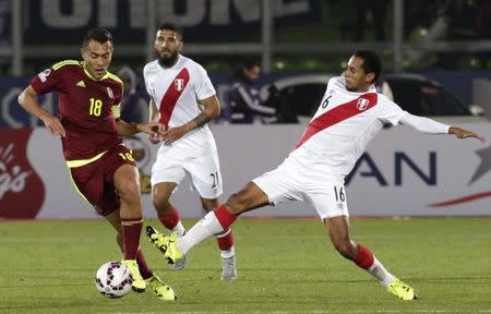 Peru's Carlos Lobaton (R) fights Venezuela's Juan Arango for the ball during their first round Copa America 2015 soccer match at Estadio Elias Figueroa Brander in Valparaiso, Chile, June 18, 2015. REUTERS/David Mercado