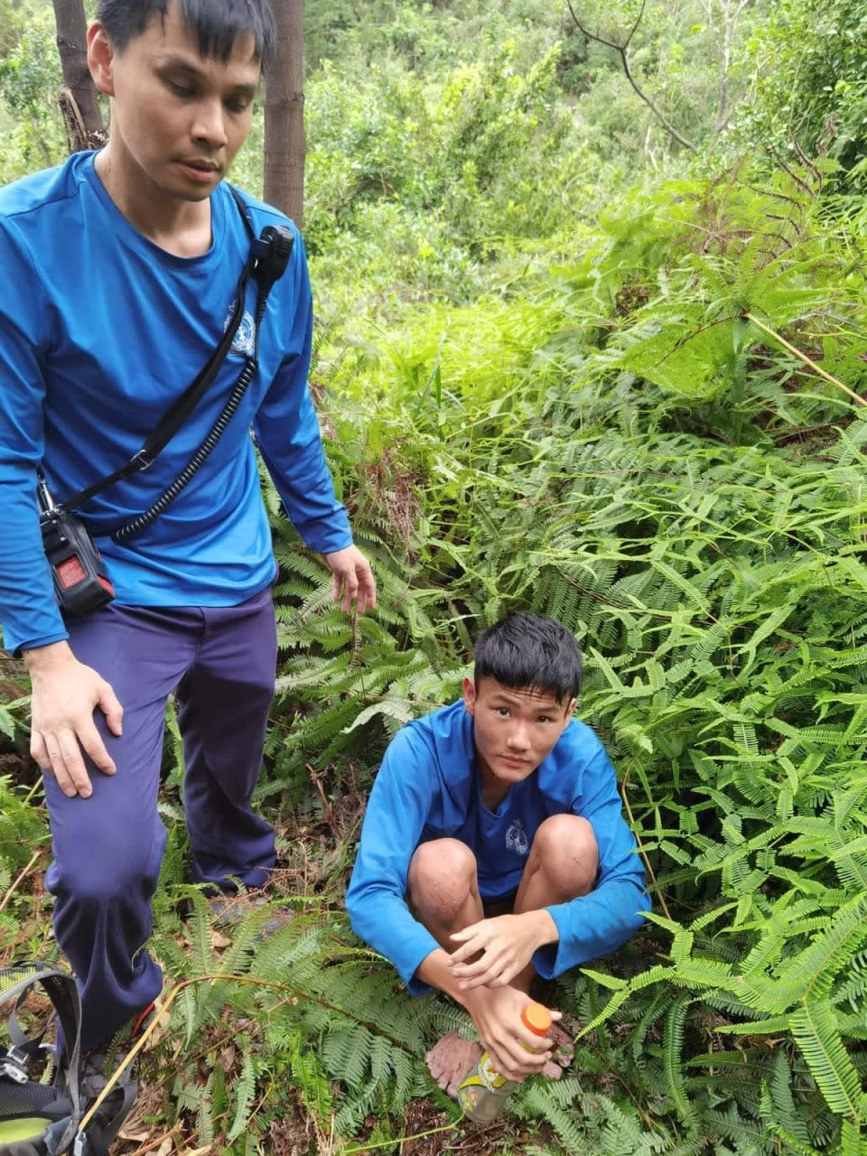 一度失蹤的 17 歲男拔生曾憲哲今日（11日）獲救，網上流傳相片，他獲救一刻時手持飲品，赤腳蹲坐草叢間，精神不俗。
