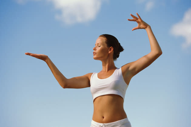 Yoga kann helfen, Schmerzen zu lindern (Foto: Thinkstock)