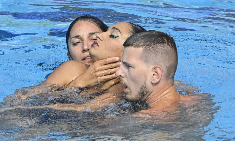 La estadounidense Anita Alvarez fue sacada el miércoles de la piscina por la entrenadora española Andrea Fuentes y un miembro del torneo, al perder el conocimiento durante su rutina en la final del solo libre de nado artístico en el mundial de natación que se realiza en Budapest, Hungría