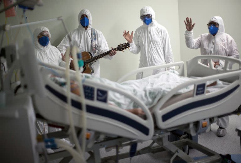Trabajadores de salud, en un hospital de Belem con un paciente con coronavirus, en la Pascua/TARSO SARRAF/AFP