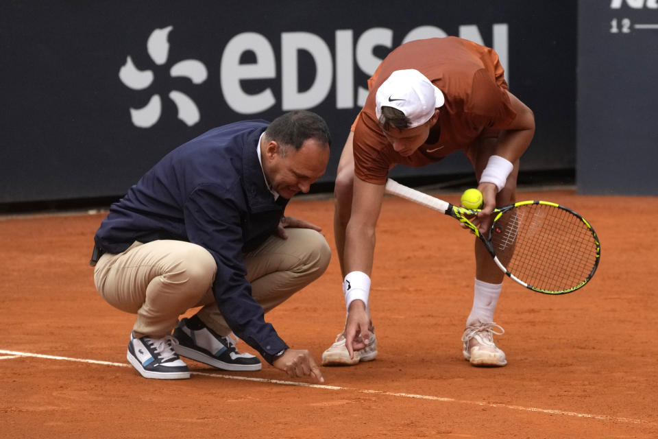 Denmark's Holger Rune talks with the umpire during his match against Serbia's Novak Djokovic at the Italian Open tennis tournament, in Rome,Wednesday, May 17, 2023. (AP Photo/Gregorio Borgia)