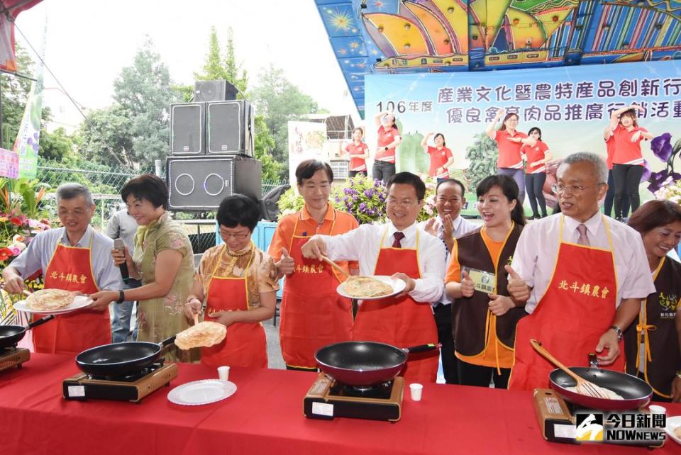 ▲縣長魏明谷現場煎起「芫荽」抓餅，為在地農產品促銷，香酥的「芫荽」抓餅引人垂涎欲滴。（圖／記者陳雅芳攝，2017.10.14）