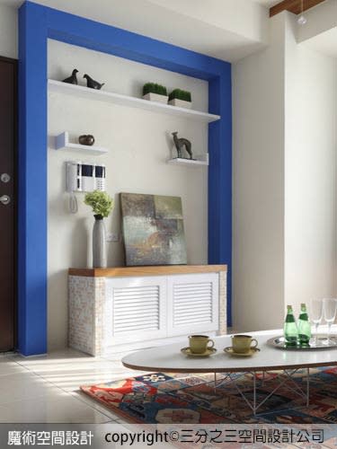 客廳電視櫃以木作貼皮加上歐風設計居家常用的馬賽克來呈現，更添溫馨。