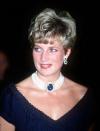 <p>Lady Diana wurde oft mit der Saphir-Brosche fotografiert – ursprünglich ein Hochzeitsgeschenk an die verstorbene Queen Mum –, die sie allerdings, zusammengehalten von einer Perlenschnur, um den Hals trug. Die Prinzessin von Wales trug die Kette gemeinsam mit dem „Rache-Kleid“ an jenem Abend, an dem öffentlich gemacht wurde, dass Prinz Charles ihr untreu gewesen war. [Bild: PA] </p>