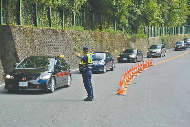 今天春節連假有10天，公路總局預估蘇花路廊南下車流總量將達12.5萬次，花蓮警方屆時會啟動蘇花改隧道的智慧科技監控設備掌握車潮。圖為歷年連假蘇花路廊交通指揮狀況。（本報資料照片）