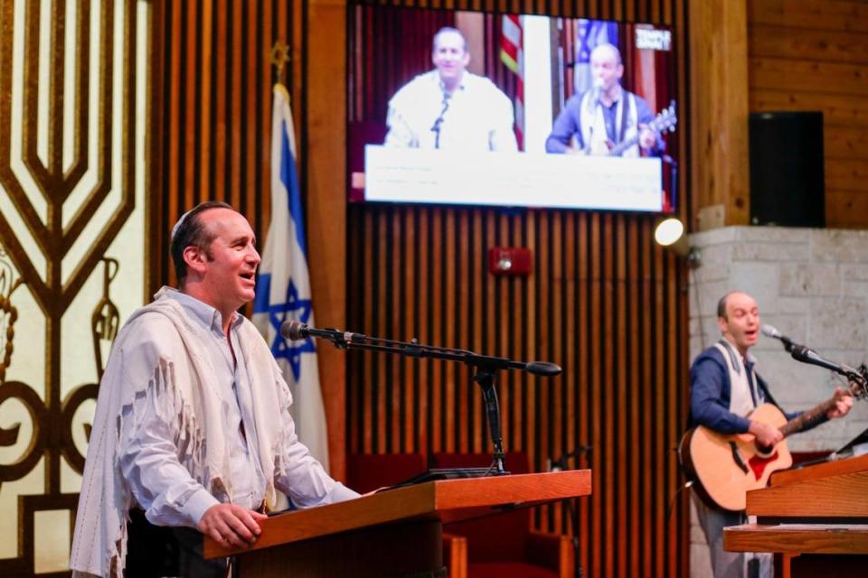 En esta foto de archivo, el rabino Alan Litwak, a la izquierda, y el cantor Norman Cohen-Falah cantan dentro de una sinagoga vacía el 27 de agosto de 2021, durante un servicio en línea para que los fieles lo transmitan en vivo desde casa, mientras el Templo Sinaí de North Dade se prepara para los servicios de las Altas Fiestas Judías en tiempos del COVID-19.