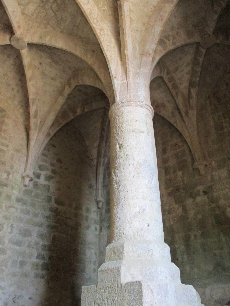 El enorme pilar de la capilla en el torreón de Quéribus.