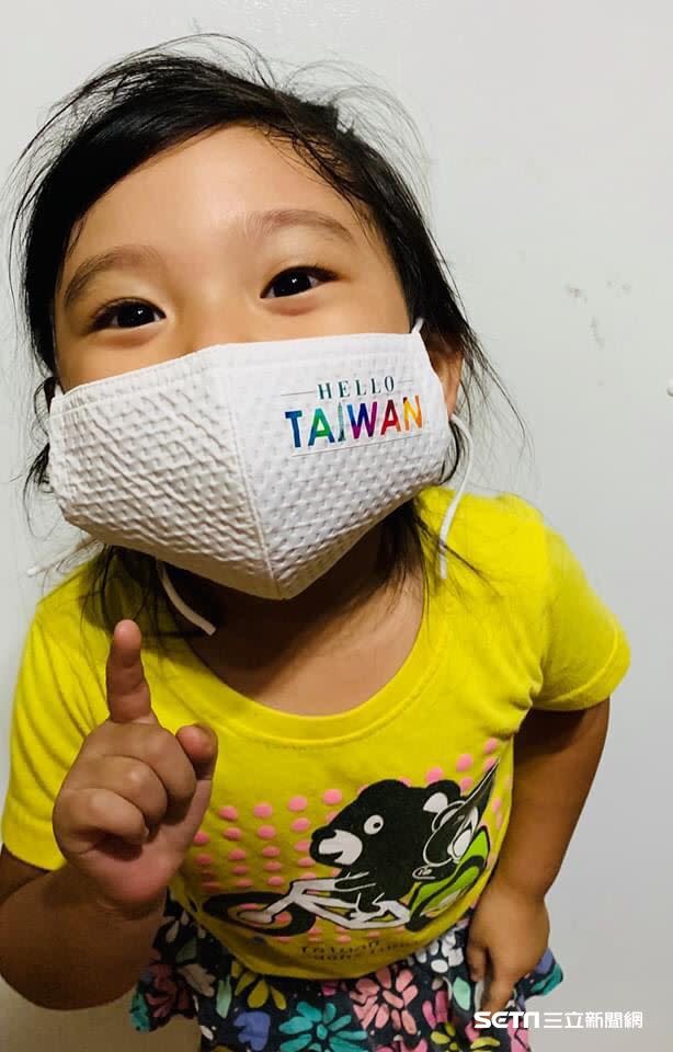 製作完這款Hello Taiwan口罩後，江明信自掏腰包送給美國當地許多政治人物，也力挺導演魏德聖的電影作品。（圖／Ming Chiang授權提供）