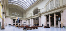 <p>Si quieres viajar al Chicago de los años 20, visita Union Station y déjate seducir por su impresionante vestíbulo. (Foto: Wikimedia Commons / <a rel="nofollow noopener" href="https://commons.wikimedia.org/wiki/File:Chicago_union_station_hall.jpg" target="_blank" data-ylk="slk:Velvet;elm:context_link;itc:0;sec:content-canvas" class="link ">Velvet</a>). </p>