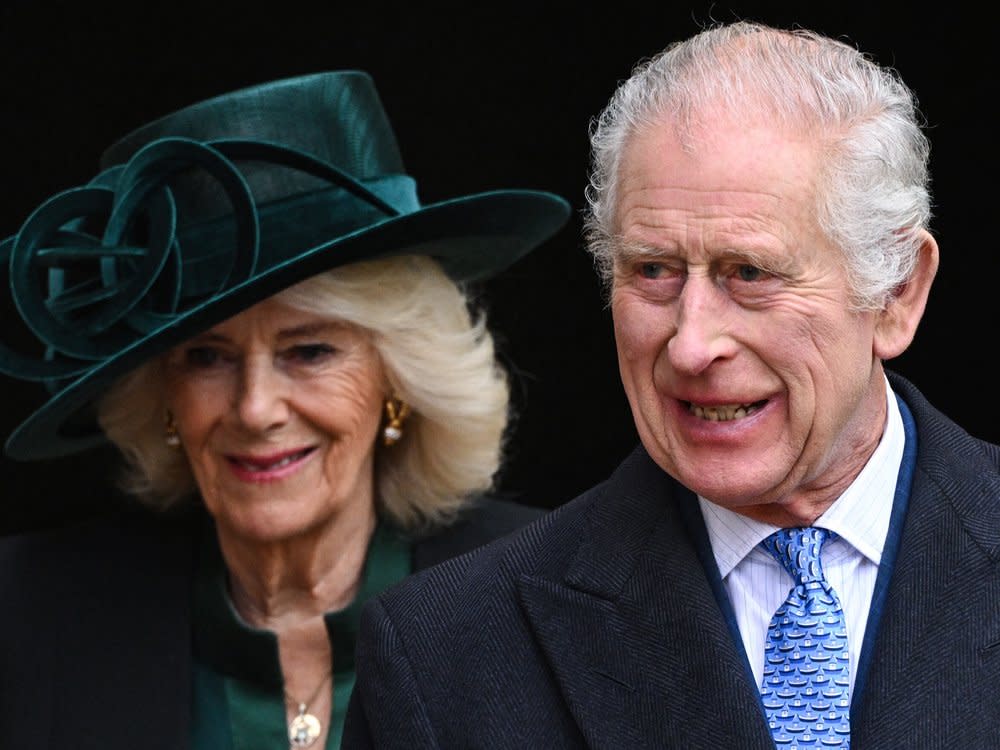 Stets an seiner Seite: Königin Camilla und König Charles III. am Ostersonntag. (Bild: ddp images)