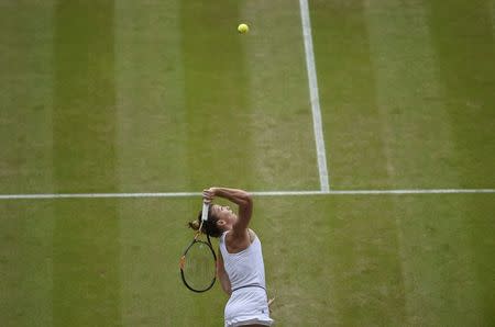 Britain Tennis - Wimbledon - All England Lawn Tennis & Croquet Club, Wimbledon, England - 5/7/16 Romania's Simona Halep in action against Germany's Angelique Kerber REUTERS/Toby Melville