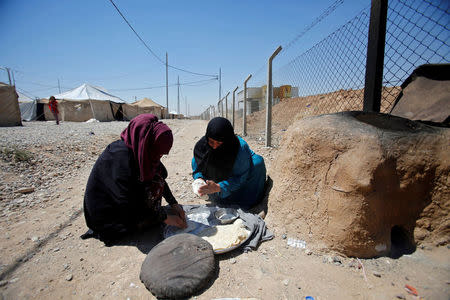 Displaced Iraqis from Talafar make bread in Salamya camp, east of Mosul, Iraq August 6, 2017. REUTERS/Khalid Al-Mousily