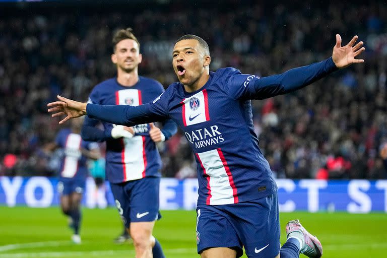 Kylian Mbappé festeja su primer gol.