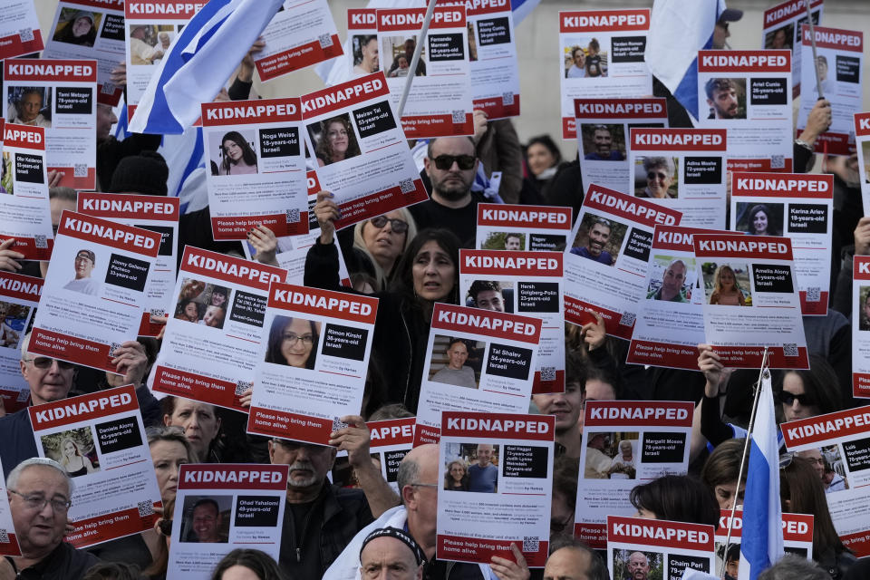 Personas a favor de Israel muestran carteles con las caras y nombres de las personas que se cree que fueron secuestradas en Gaza durante una manifestación en la Plaza Trafalgar de Londres, el domingo 22 de octubre de 2023. (AP Foto/Frank Augstein)