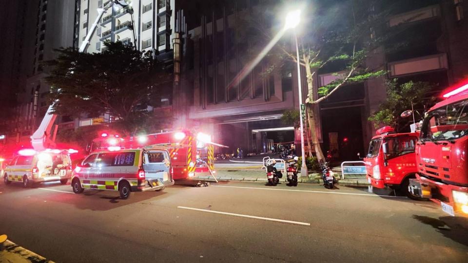 新竹市東區某集合住宅昨晚發生火警，2名消防員在搜救過程中不幸殉職。（新竹市政府提供）