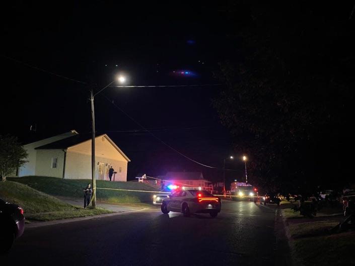 La policía está en la escena en Harbor House, 804 Clay St., en Henderson, Kentucky, donde ocurrió un tiroteo el 25 de agosto de 2022.