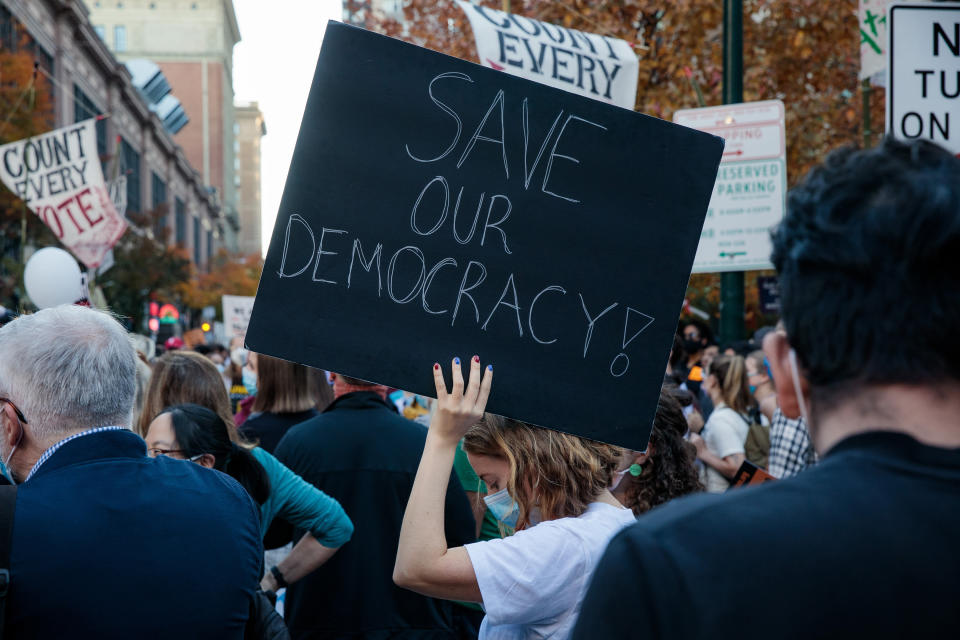 Manifestantes se reúnen fuera del Centro de Convenciones de Pensilvania en Filadelfia, el 6 de noviembre de 2020. (Damon Winter/The New York Times)