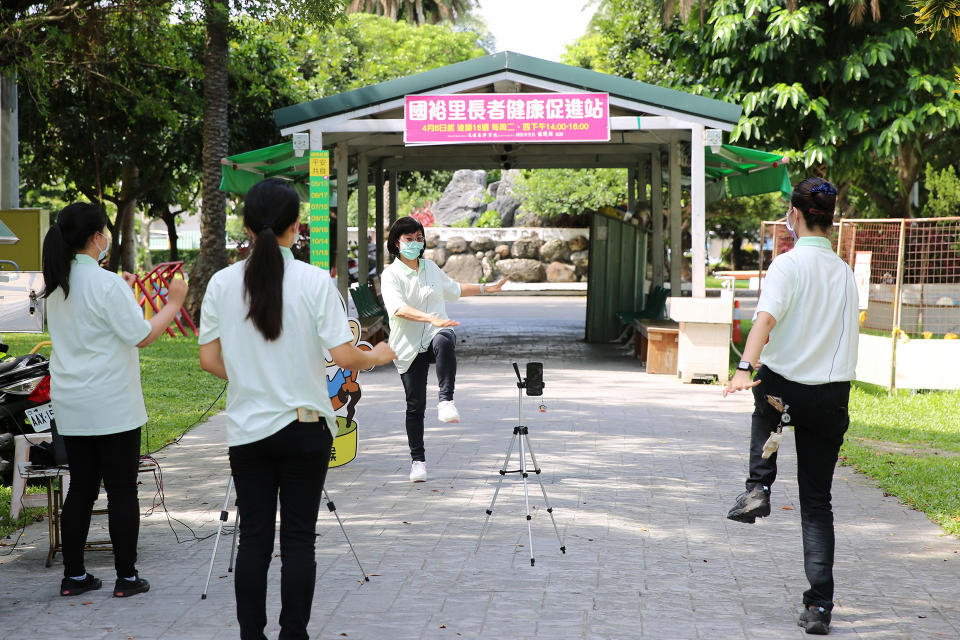 花蓮慈濟醫院高齡暨社區醫學部社區健康中心自十五日起，每週二、四下午兩點，透過手機直播，邀請長輩一起來運動。