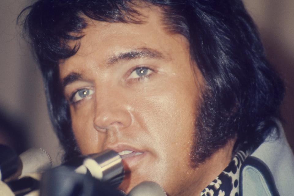 <span class="caption">Elvis Presley during a press conference at Madison Square Garden in New York City in 1972.</span> <span class="attribution"><a class="link " href="https://www.gettyimages.com/detail/news-photo/elvis-presley-close-up-taken-on-his-first-trip-to-nyc-at-news-photo/529306471?adppopup=true" rel="nofollow noopener" target="_blank" data-ylk="slk:Art Zelin/Getty Images;elm:context_link;itc:0;sec:content-canvas">Art Zelin/Getty Images</a></span>