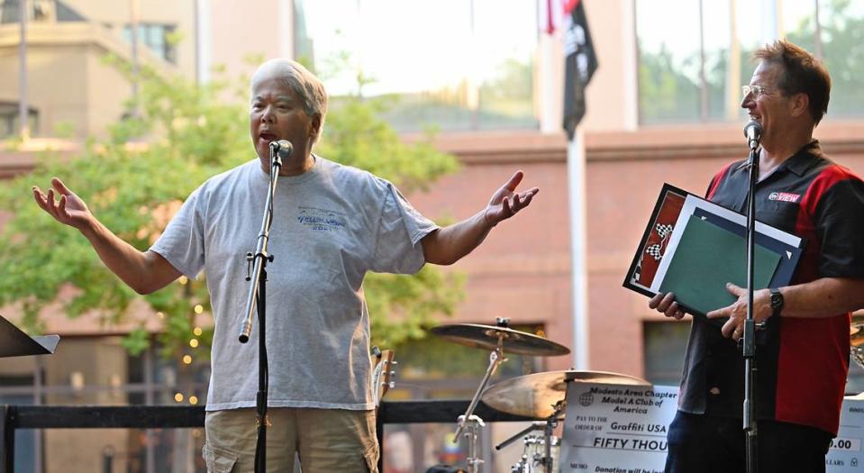 Raymond Lee habla durante la celebración de las Leyendas del Cruise en la 10th Street Plaza en Modesto, California, el miércoles 5 de junio de 2024.