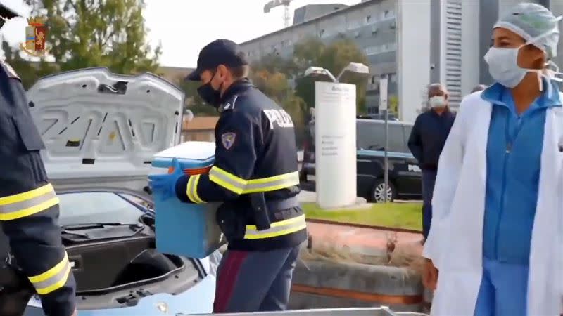 義大利警方駕駛藍寶堅尼Huracan警車，從北部的帕多瓦一路往南狂飆500公里至羅馬。（圖／翻攝自Polizia di Stato推特）