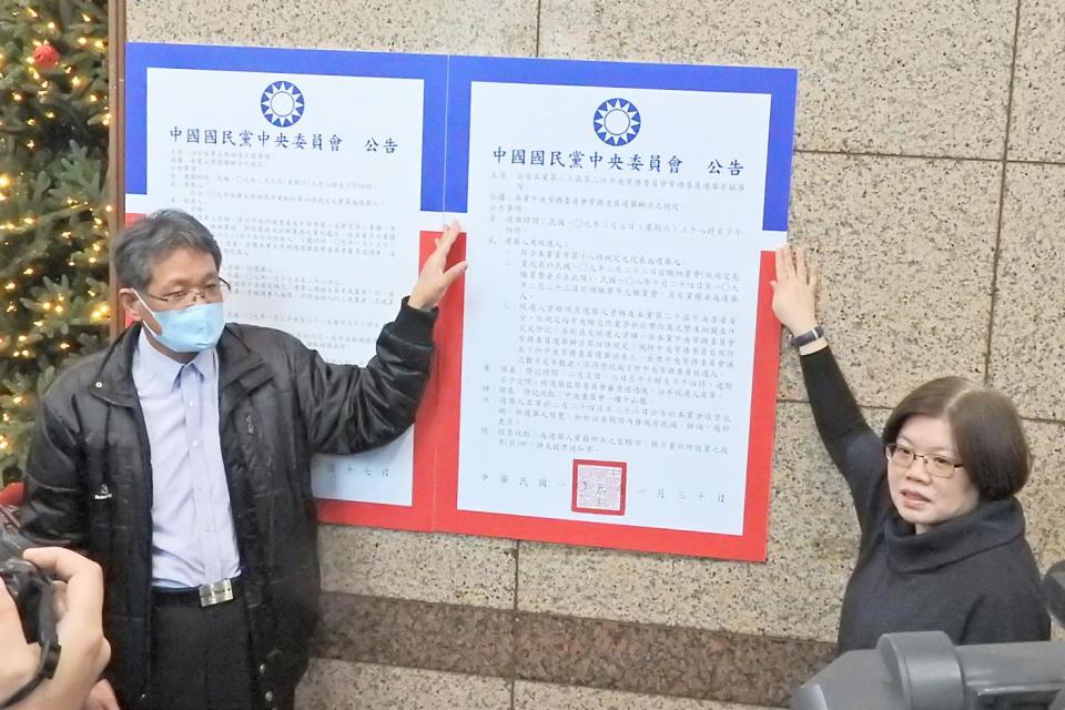 國民黨30日在中央黨部張貼第二十屆第二任中常委選舉公告，右為組發會代理主委黃碧雲。( 圖 / 記者陳弘志攝 )