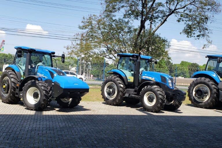 Parte de la línea de los tractores de la marca en la planta de Curitiba, Brasil