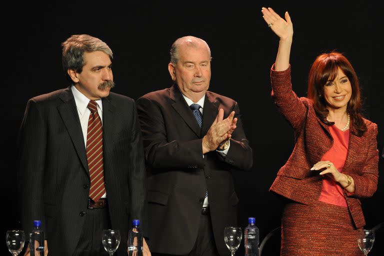 Aníbal Fernández, Grondona y Cristina Kirchner durante la firma del convenio entre la AFA y el gobierno por la transmisión de los partidos de fútbol en 2009