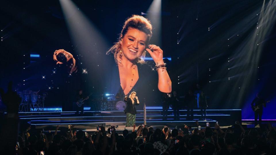 kelly clarkson at her las vegas residency