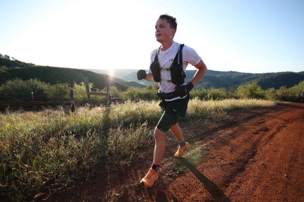 Zach Bates running in the 2022 Canyons Endurance Runs. (Scott Roikis/Canyons Endurance Runs)