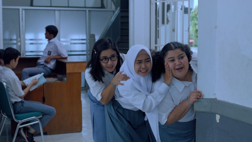 Neni (Fitria Rasyidi), Flo (Ria Ricis), and Vina (Ryma Karimah) are up to schoolgirl shenanigans in Aku Tahu Kapan Kamu Mati (PHOTO: mm2 Entertainment)