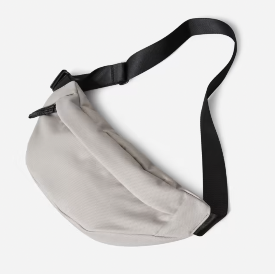 <p><a href="https://go.redirectingat.com?id=74968X1596630&url=https%3A%2F%2Fwww.everlane.com%2Fproducts%2Fmens-transit-bag-black&sref=https%3A%2F%2Fwww.esquire.com%2Fstyle%2Fmens-accessories%2Fg30359712%2Fbest-waist-bags%2F" rel="nofollow noopener" target="_blank" data-ylk="slk:Shop Now;elm:context_link;itc:0;sec:content-canvas" class="link ">Shop Now</a></p><p>ReNew Transit Bag</p><p>everlane.com</p><p>$40.00</p>