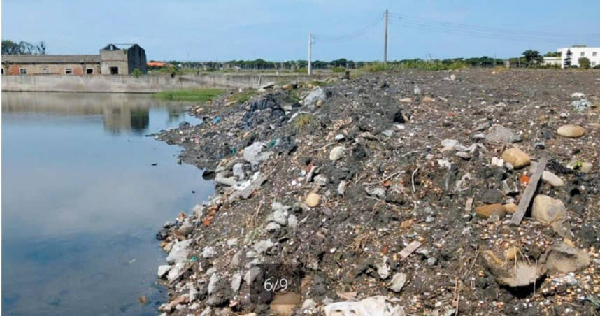 雲林縣農地變填土墳場，縣府開罰網羅不肖業者。（圖／翻攝畫面）