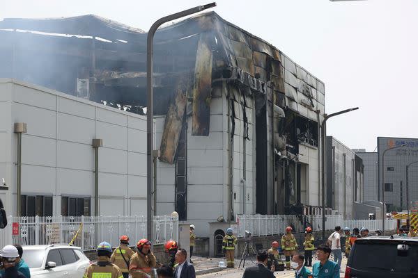 南韓京畿道華城鋰電池工廠大火造成22人罹難，19名死者是中國人。（圖／路透社）