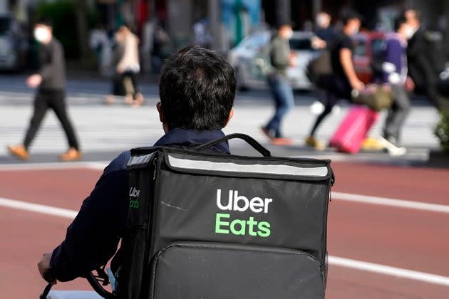 Un livreur Uber Eats a été traité d'esclave par une cliente. Elle a été condamnée le 23 mai 2022. (Photo: via Associated Press)