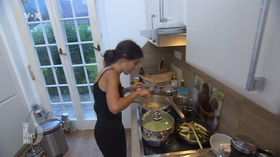 Perfektionistin Julia hadert mit ihren selbstgemachten Ravioli.
 (Bild: RTL)