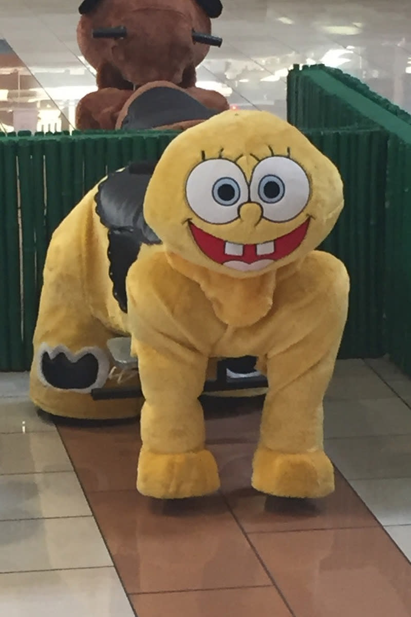 Schaukelpferde oder Rutsch-Autos kommen bei Kindern immer gut an, aber diese wilde Mischung aus Pferd und SpongeBob Schwammkopf ist dann doch eher zum Fürchten. (Bild-Copyright:<br> Cowsareinme/Reddit)