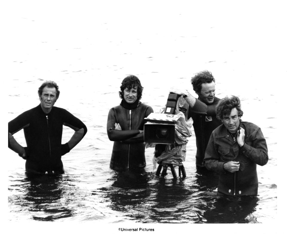 Steven Spielberg tenía 28 años cuando rodó 'Tiburón' (1975) 2n Martha's Vineyard, Massachusetts. (Foto de Michael Ochs Archives/Getty Images)