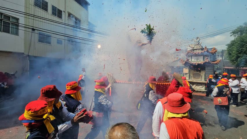 台東玄武堂在旗山進行炮炸寒單爺活動，讓旗山鎮民大開眼界。（記者湯茗富攝）