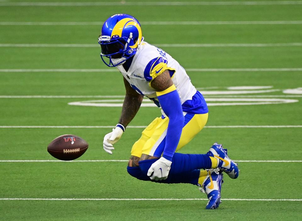Los Angeles Rams receiver Odell Beckham Jr. (3) grabs his left knee in the second quarter against the Cincinnati Bengals in Super Bowl LVI at SoFi Stadium. 