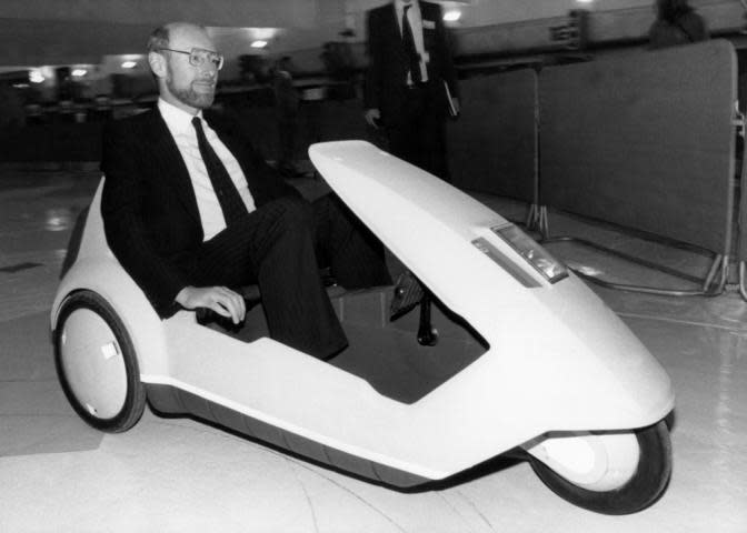 1979 wurde ein dreirädriges Elektrofahrzeug namens Sinclair C5 entwickelt. Der Erfinder Sir Clive Sinclair wollte damit den Personalverkehr revolutionieren – und scheiterte. Am 10. Januar 1985 kam es zur Markteinführung, bis zum Ende des Jahres wurden nur knapp 17.000 Fahrzeuge verkauft – ein Flop.