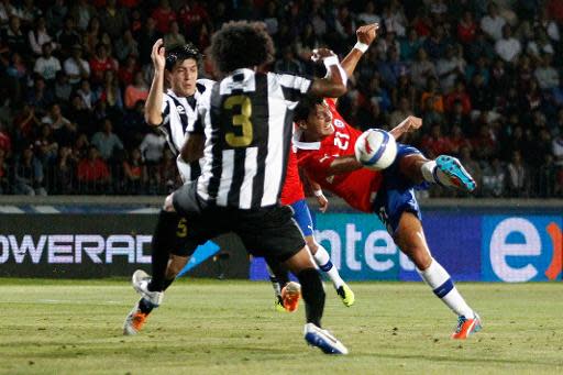 Miko Albornoz (C), de la selección de Chile, celebra tras anotar ante Costa Rica durante amistoso internacional disputado en Coquimbo, Chile, el 22 de enero de 2014. (PHOTOSPORT/AFP | Marcelo Hernández)