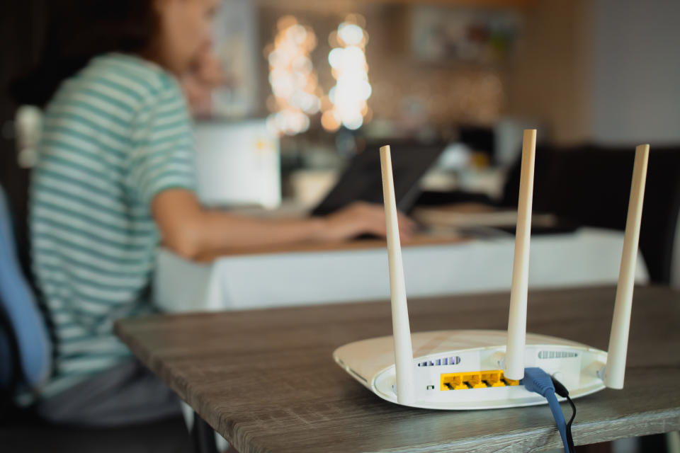 El papel de aluminio sí que ayuda a potenciar la señal wifi en tu casa. Foto: Getty Images. 