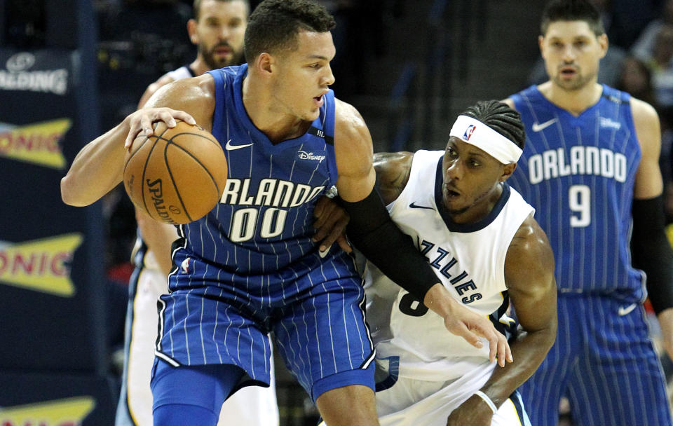 Aaron Gordon and the Magic were able to outlast Mario Chalmers and the Grizzlies in a wild finish. (EFE/Mike Brown)