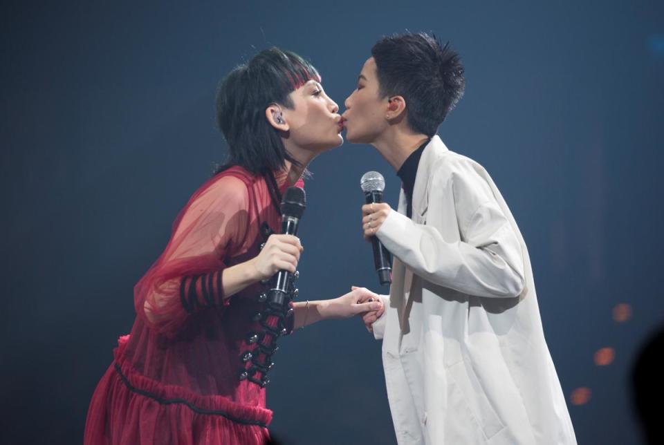 好姐妹盧凱彤擔任演唱會嘉賓，與魏如萱重現日前金曲獎女女親吻畫面。