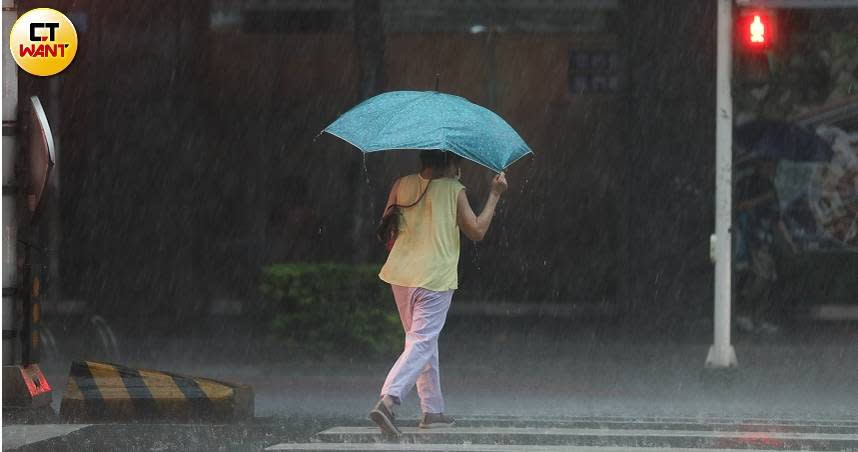 雨彈狂炸雙北市。（示意圖／張文玠攝）