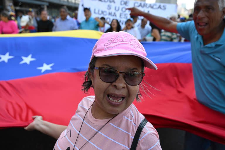 Opositores al gobierno venezolano participan en una marcha para conmemorar el Primero de Mayo (Día del Trabajo) en Caracas, el 1 de mayo de 2023.