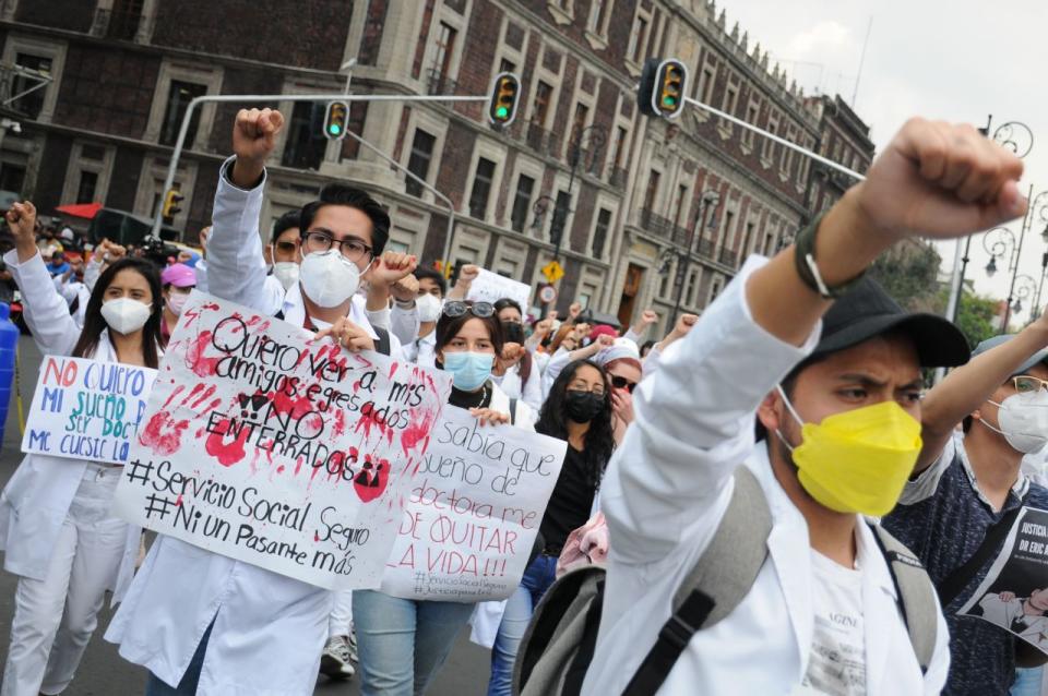 CIUDAD DE MÉXICO, 27JULIO2022.- Estudiantes de medicina, médicos residentes y pasantes de la carrera, se manifestaron en el Monumento a la Revolución y marcharon rumbo al Zócalo de la capital para protestar en contra de la inseguridad que persiste en distintas regiones del país donde tienen que realizar su servicio social. los médicos exigen mayor seguridad en las regiones donde tienen que prestar sus servicios para poder titularse de sus respectivas carreras. FOTO: DANIEL AUGUSTO /CUARTOSCURO.COM